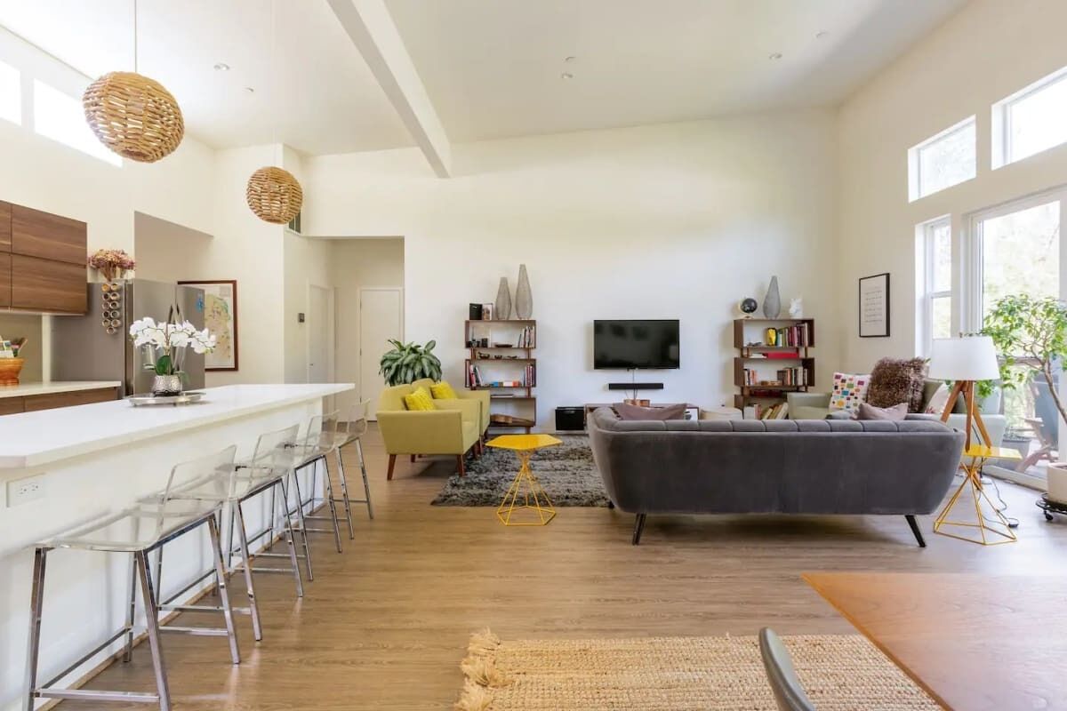 テレビ、DVD プレーヤー、書庫