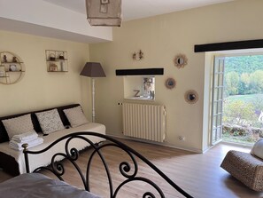 1 chambre, fer et planche à repasser, lit parapluie, Wi-Fi gratuit