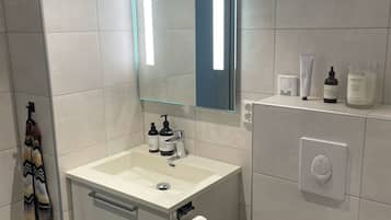 Regadera, secadora de cabello, toallas, jabón