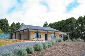 Exterior - Adelaide Hills luxury cottage with sauna and heated pool 20 mins from Adelaide (Summertown)