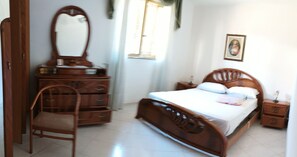 2 slaapkamers, een strijkplank/strijkijzer, gratis wifi, beddengoed