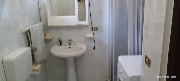 吹风机、毛巾、肥皂、卫生纸