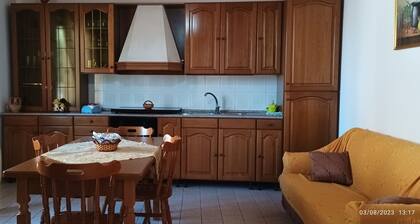 Comfortable white house in quiet and serviced area, pets allowed