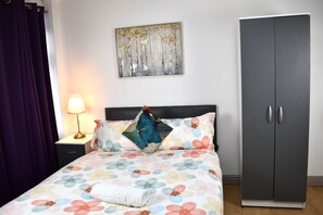 1 slaapkamer, een strijkplank/strijkijzer, wifi, beddengoed