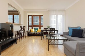 Appartamento, 1 camera da letto, cucina | 1 camera, una scrivania, lenzuola