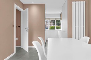 Dining - 2-bed Getaway Near East Dulwich Station (London)