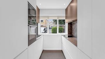 Basic House, Multiple Beds | Private kitchen | Fridge, microwave, oven, stovetop