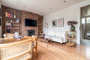 Basic Apartment, 1 King Bed | Interior - Modern North London Apartment (London)