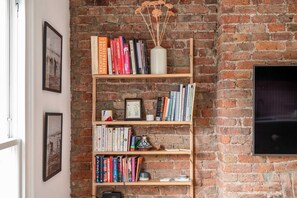 Basic Apartment, 1 King Bed | Interior