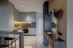 Fridge, oven, stovetop, dishwasher