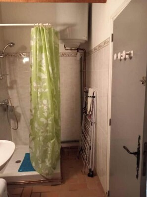 Secador de cabelo, toalhas de banho, sabonete, papel higiênico