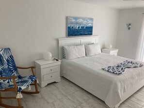 4 bedrooms, desk, iron/ironing board, travel cot - Seas The Day at this Bonita Beach Cottage directly on the beach  2 story views ! (Bonita Springs)