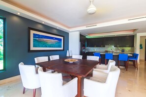 Condo de base | Repas dans la chambre