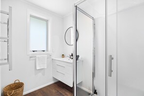 Douche, séchoir à cheveux, serviettes fournies