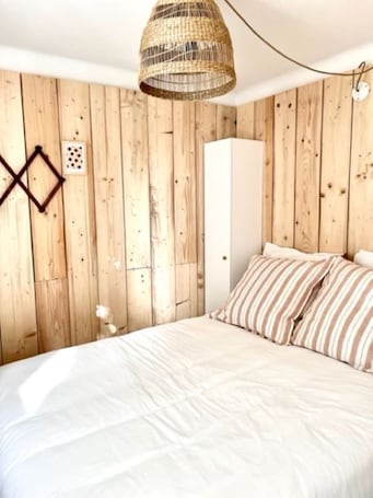 1 bedroom, iron/ironing board, free WiFi, bed sheets. Charmant Gîte Hyper Centre