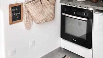 Fridge, oven, stovetop, coffee/tea maker