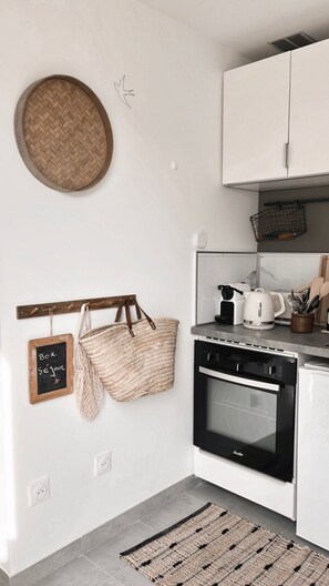 Jääkaappi, uuni, liesi, kahvin-/teenkeitin