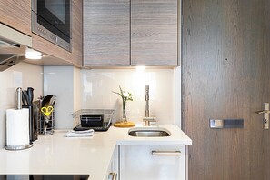 Basic-Apartment, 1 King-Bett und Schlafsofa | Eigene Küche