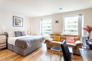 Basic Apartment, 1 King Bed with Sofa bed | 1 bedroom, laptop workspace, iron/ironing board, bed sheets - Beautiful, Central Studio in Chelsea (London)