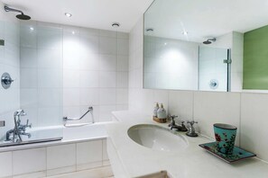 Basic Apartment, 1 Double Bed | Bathroom | Bathtub, towels, soap, shampoo - Fabulous Westminster Flat (London)