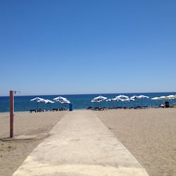 On the beach, white sand, beach bar, rowing