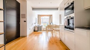 Basic Apartment, 1 King Bed | Private kitchen - Trendy Elephant and Castle Home (London)