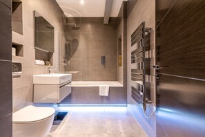 Bathroom - Trendy Elephant and Castle Home (London)