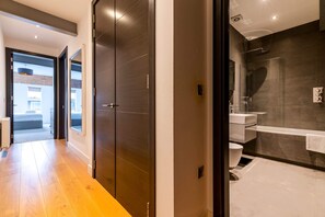 Leilighet – basic, 1 kingsize-seng | Bad | Hårføner, håndklær, såpe og sjampo