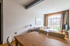 Dining - Trendy Elephant and Castle Home (London)