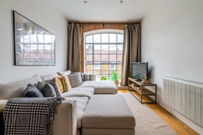 Basic Apartment, 1 King Bed | Living area