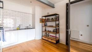 Basic Apartment, 1 King Bed | Private kitchen - Trendy Elephant and Castle Home (London)