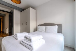 Basic Apartment, 1 King Bed - Trendy Elephant and Castle Home (London)