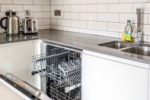 Basic Apartment, 1 King Bed | Private kitchen