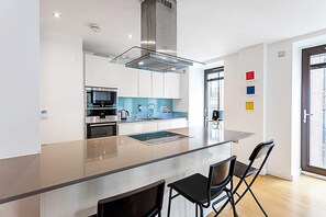 Basic Apartment, 2 Double Beds | Private kitchen | Fridge, microwave, oven, stovetop - Gorgeous Westminster Flat (London)