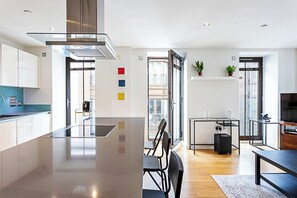 Basic Apartment, 2 Double Beds | Private kitchen | Fridge, microwave, oven, stovetop - Gorgeous Westminster Flat (London)
