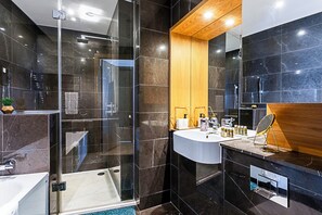 Basic Apartment, Multiple Beds | Bathroom - The Panoramic Urban Oasis (London)