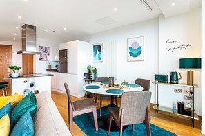 Dining - The Panoramic Urban Oasis (London)