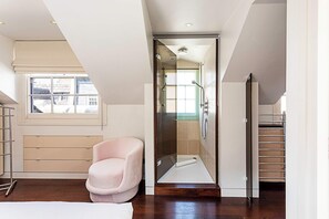 3 bedrooms, laptop workspace, iron/ironing board, bed sheets