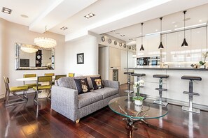 Basic-Haus, Mehrere Betten | Wohnbereich | Fernseher