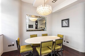 Basic House, Multiple Beds | Dining - Lavish Mews House - Notting Hill (London)