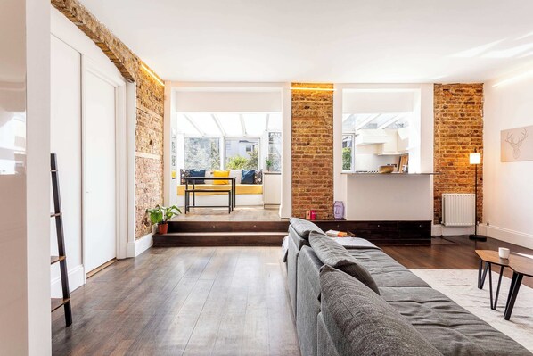 Living area | TV - Charming Flamingo Villa in Paddington (London)