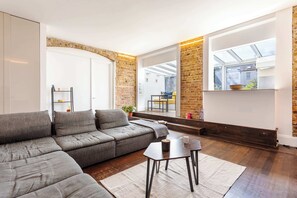 Living area | TV - Charming Flamingo Villa in Paddington (London)