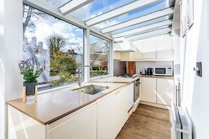 Private kitchen | Fridge, microwave, oven, stovetop - Charming Flamingo Villa in Paddington (London)