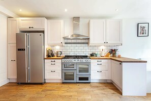 Basic House, Multiple Beds | Private kitchen | Fridge, microwave, oven, stovetop - Gorgeous Brixton Garden House (London)