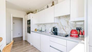 Basic Apartment, Multiple Beds | Private kitchen | Fridge, microwave, oven, stovetop