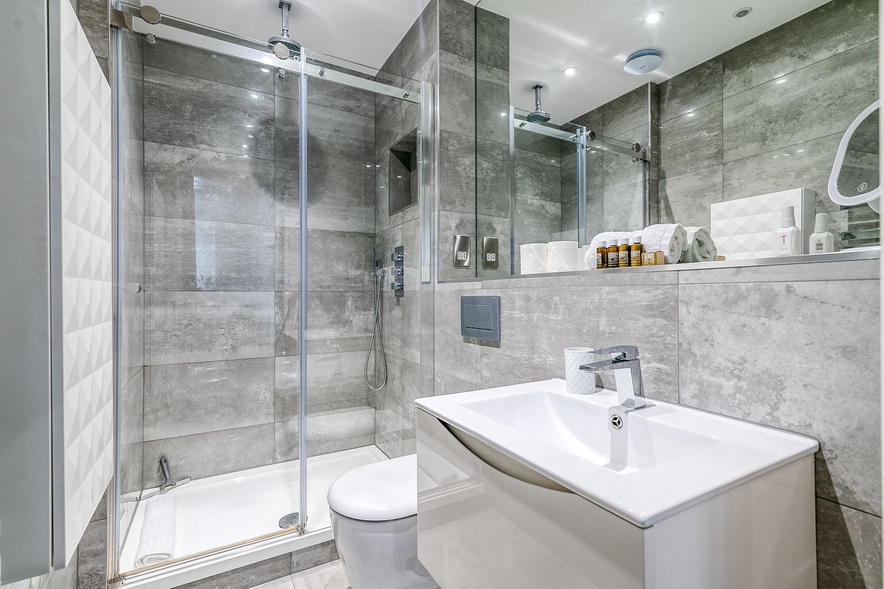 Basic Apartment, Multiple Beds | Bathroom | Towels, soap, shampoo, toilet paper