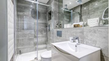 Basic Apartment, Multiple Beds | Bathroom | Towels, soap, shampoo, toilet paper