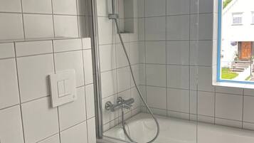 提供毛巾、番梘、廁紙