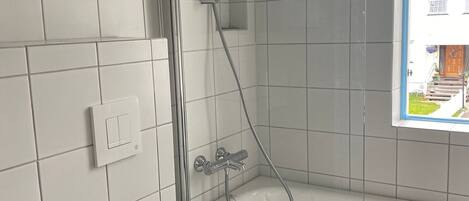 Toalhas de banho, sabonete, papel higiênico