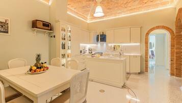 Deluxe Apartment | Private kitchen | Full-size fridge, microwave, oven, stovetop
